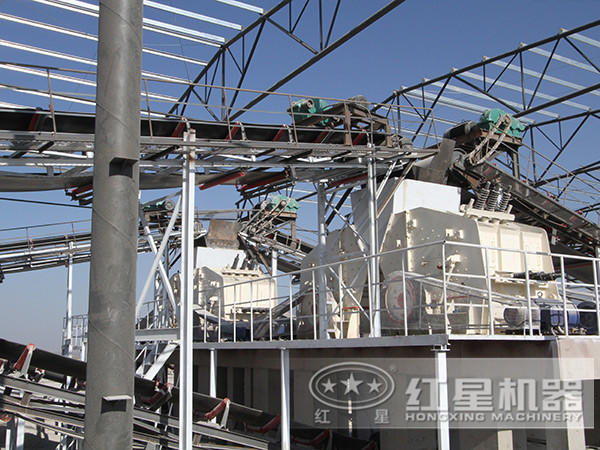兩臺反擊式破碎機一起工作