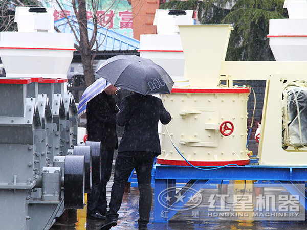 客戶冒雨到廠參觀復(fù)合破碎機(jī) 客戶冒雨到廠參觀復(fù)合破碎機(jī)
