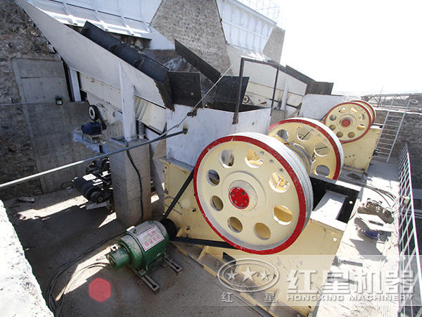 顎式破碎機在工作 顎式破碎機在工作
