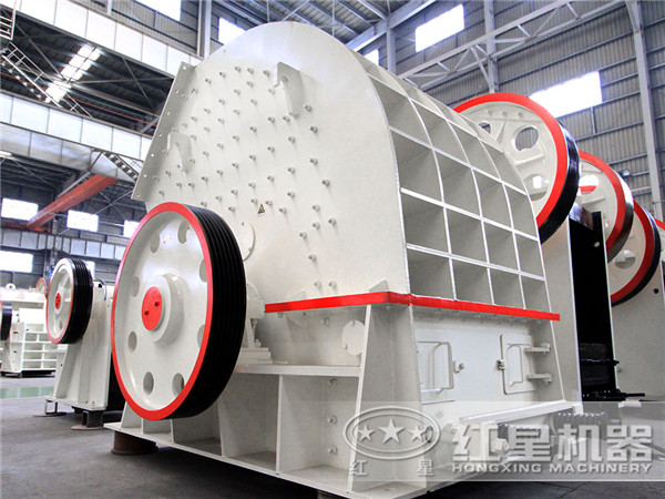 錘式破碎機(jī)后面