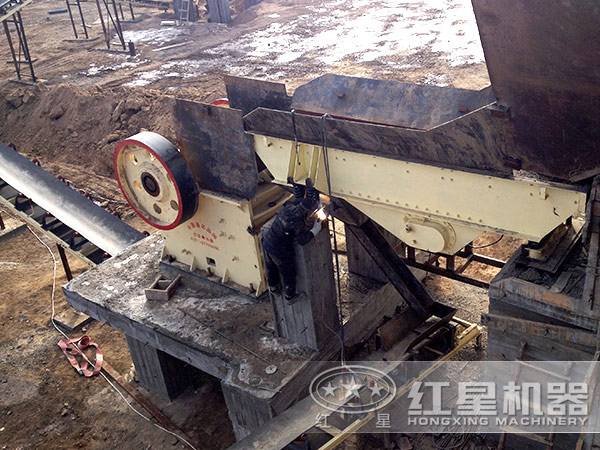 顎式破碎機(jī)在工作