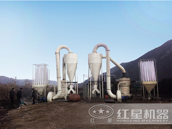 磨粉機(jī)工作現(xiàn)場(chǎng)